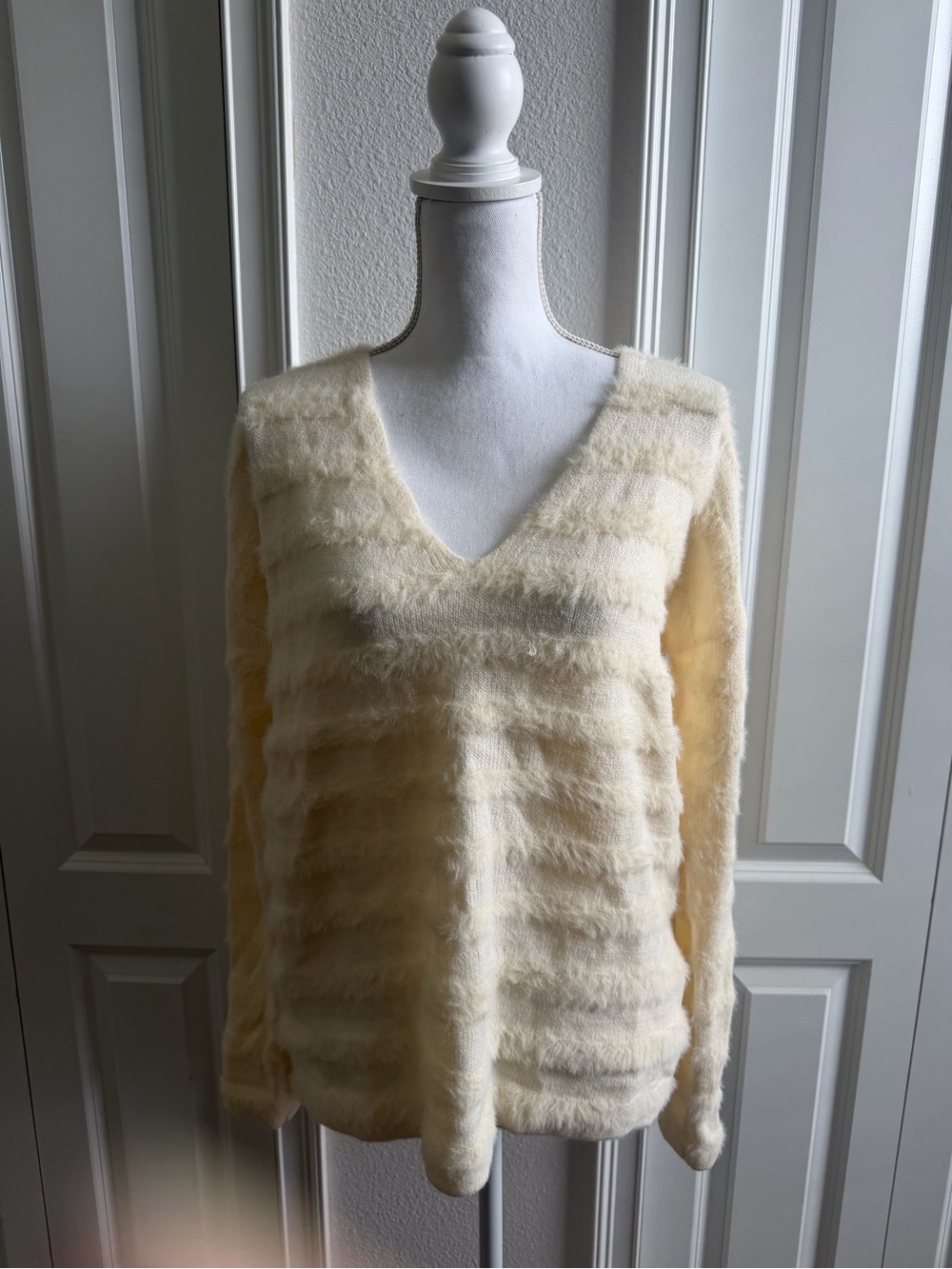 Mystree Ivory Fuzzy Eyelash Stripe V-Neck Sweater Women M